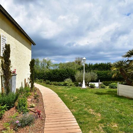 Superb Holiday Home Near The Beach Quinéville 外观 照片